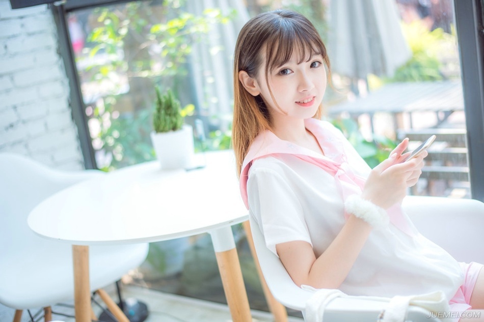 “这……”孟达摇了摇头，心中有些不屑，看向刘璋道：“主公可知，为何冠军侯会受万民爱戴？”